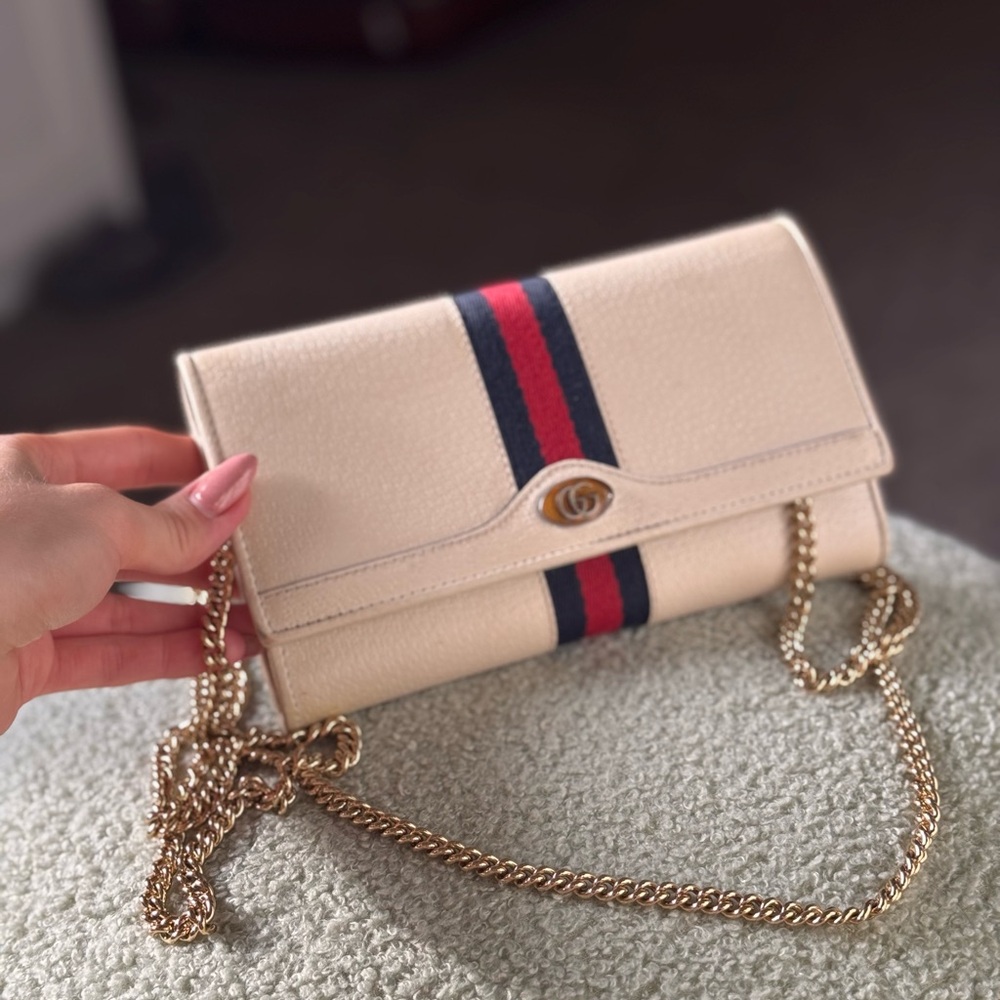 GUCCI authentic Elegant Cream and Navy wallet with a chain. +dustbag